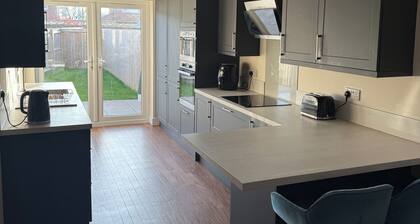 Lovely 2 bed house in Lincoln, 12 minute walk from the famous Bailgate. Sleeps 4