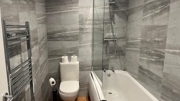 Serviettes fournies, savon, papier de toilette