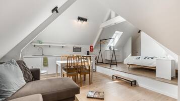 House | 6 bedrooms, individually furnished, iron/ironing board, bed sheets