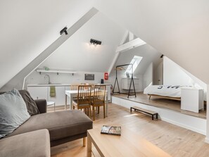 6 bedrooms, individually furnished, iron/ironing board, bed sheets - Luxury Retreat With Furry Friends (Alken)