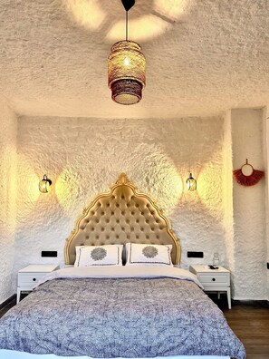 Camera Deluxe, 1 letto king, patio, vista piscina | Ferro/asse da stiro, Wi-Fi gratuito
