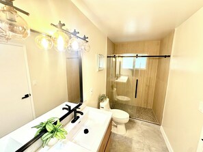 Douche, sèche-cheveux, savon, shampoing