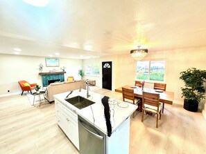 Interior - Spacious 4-bedroom house in cool Mountain View with WiFi (Mountain View)