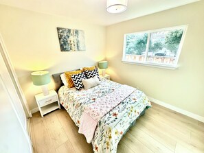 4 camere, una scrivania, Wi-Fi