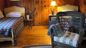 1 bedroom, desk, travel cot, bed sheets