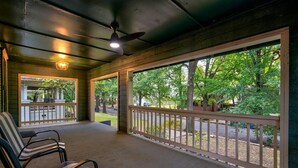 A covered porch with a ceiling fan, a view of the street, and a railing. - Downtown Tulsa’s Emerald on Carson (Tulsa)