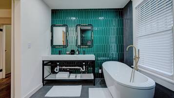Douche, serviettes fournies, savon, papier toilette