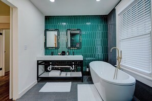 Shower, towels, soap, toilet paper - Downtown Tulsa’s Emerald on Carson (Tulsa)