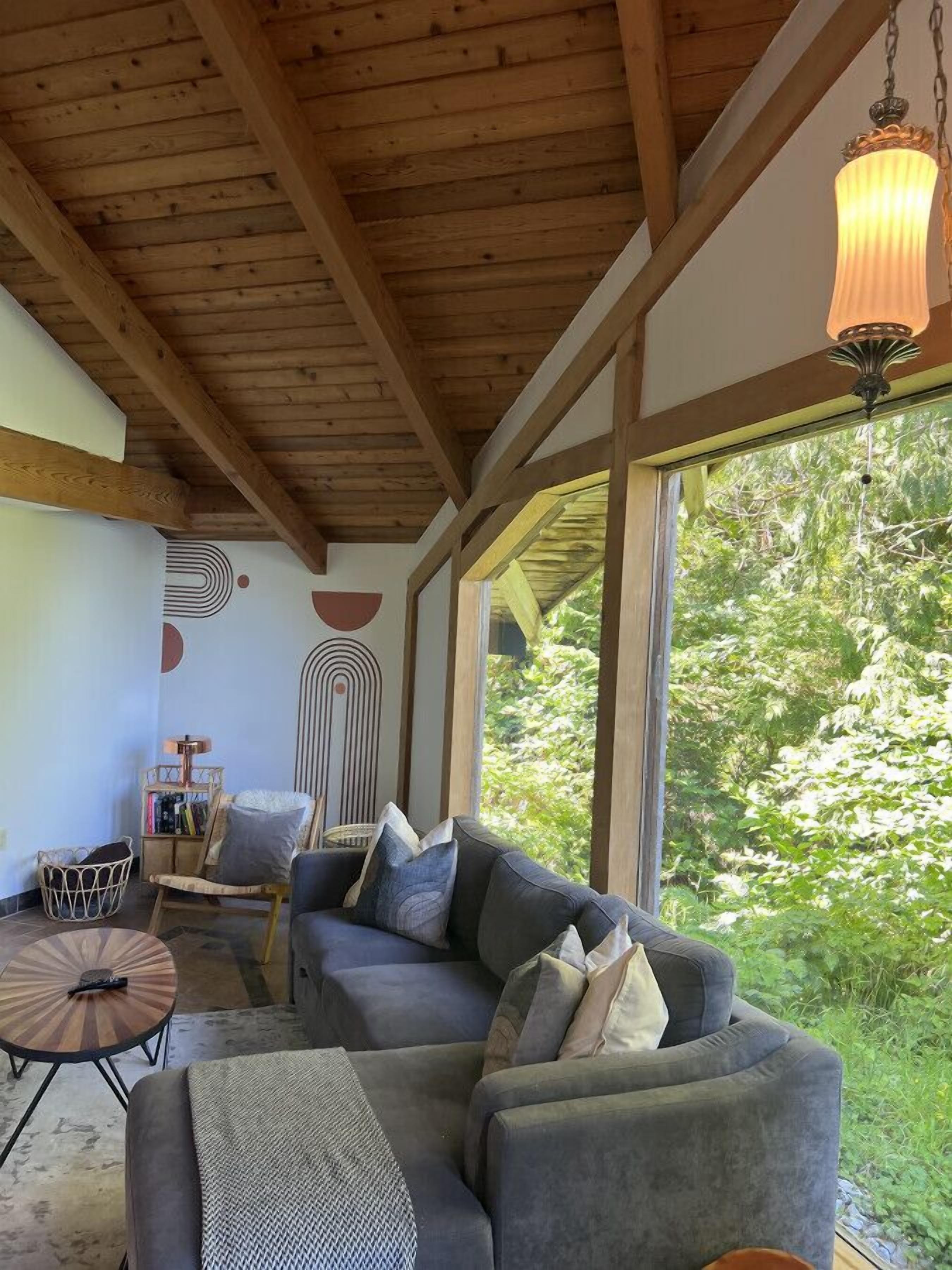 Smart-TV, Kamin, Bücher, Arbeitsbereiche