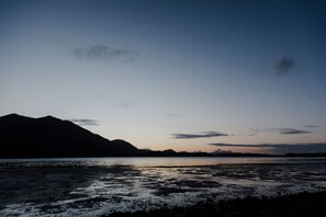 Beach nearby - First Light - Vintage waterfront with hot tub, sauna + EV charger (Tofino)
