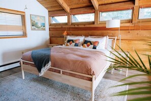 4 bedrooms, desk, iron/ironing board, travel crib - First Light - Vintage waterfront with hot tub, sauna + EV charger (Tofino)
