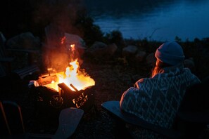 Property grounds - First Light - Vintage waterfront with hot tub, sauna + EV charger (Tofino)