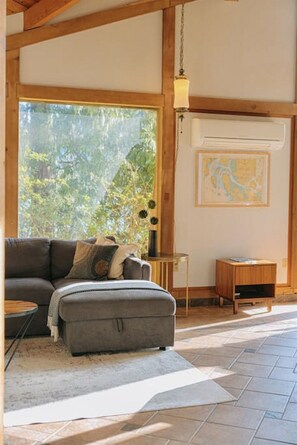 Smart TV, fireplace, books, offices - First Light - Vintage waterfront with hot tub, sauna + EV charger (Tofino)