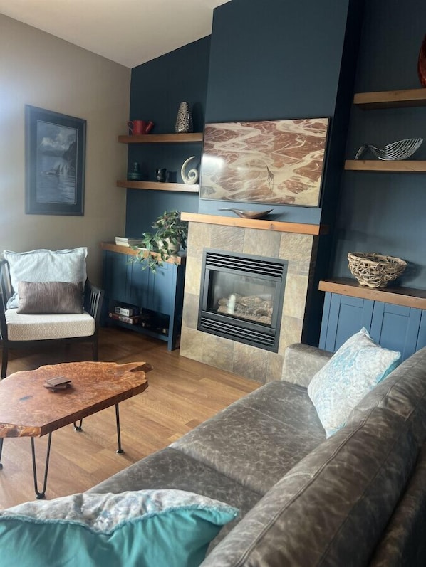Smart TV, fireplace