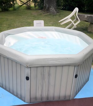 Outdoor spa tub - Room 'Arancione' with Shared Pool and Shared Garden (Semproniano)