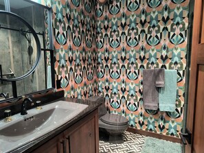 Sèche-cheveux, serviettes fournies, savon, shampoing