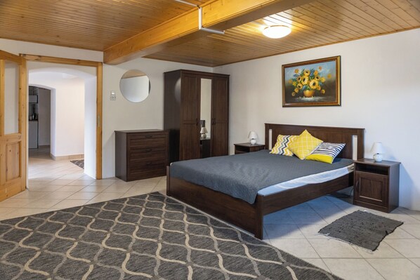 3 bedrooms, WiFi, bed sheets