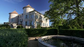 Maison, salle de bains attenante, vue parc (Le Castelet) | Extérieur