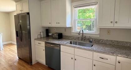 Charming 2-bedroom house with WiFi, AC in lovely Waterford