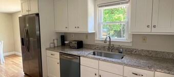Charming 2-bedroom house with WiFi, AC in lovely Waterford