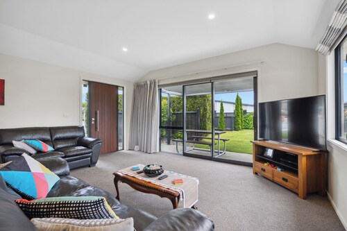 Rangi Marie - Alexandra Holiday Home