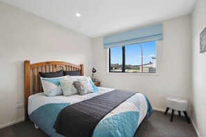 3 bedrooms, iron/ironing board, WiFi - Rangi Marie - Alexandra Holiday Home (Alexandra)