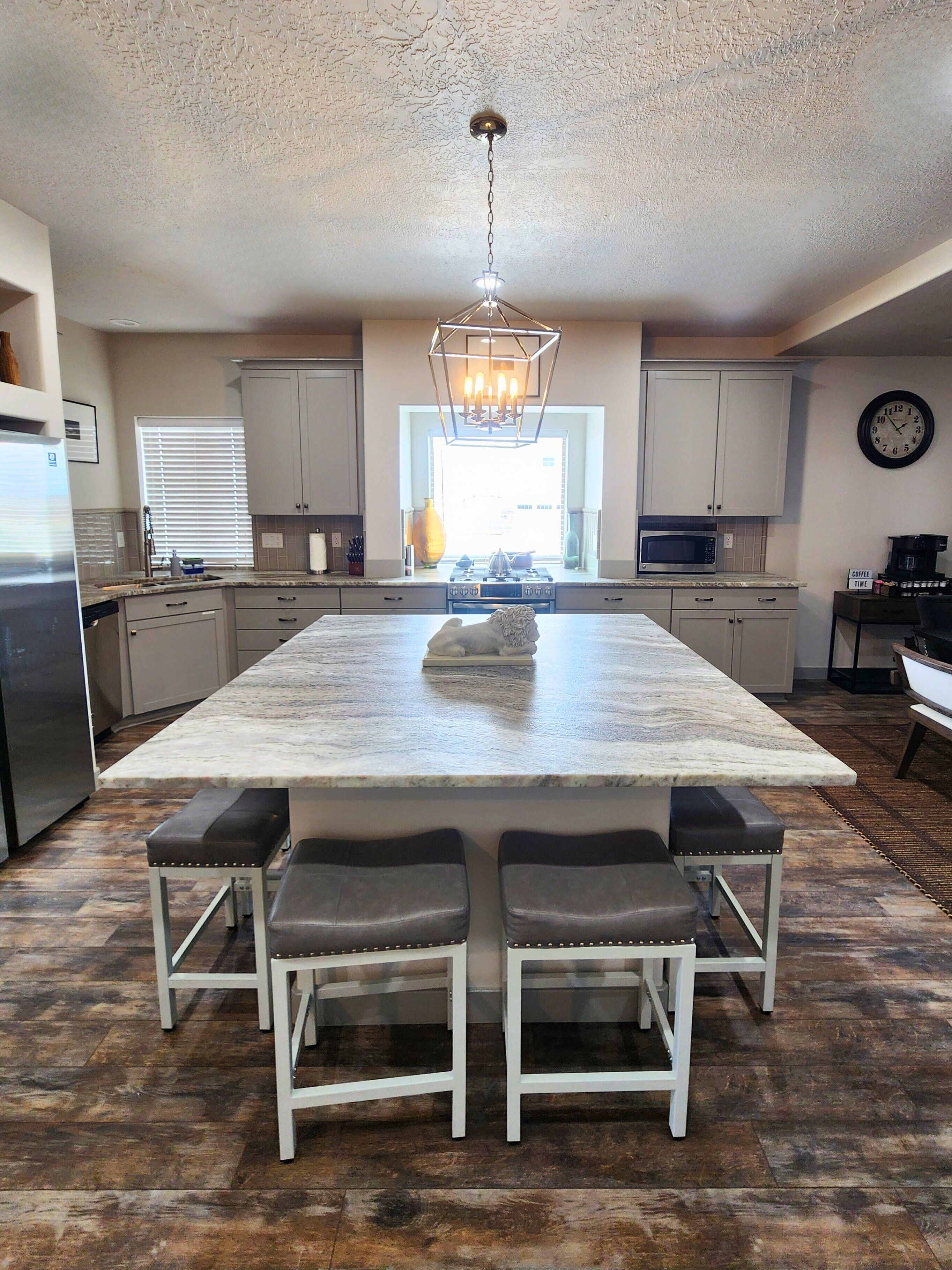 Een microgolfoven, een oven, een kookplaat, een vaatwasser