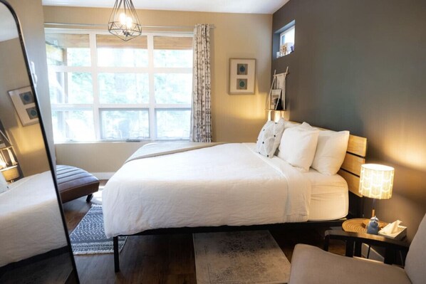 2 bedrooms, desk, WiFi, bed sheets