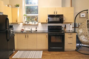 Fridge, oven, dishwasher, coffee/tea maker