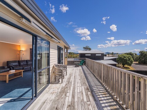 Seaspray Retreat - Matarangi Holiday Home