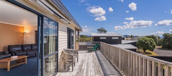 Seaspray Retreat - Matarangi Holiday Home