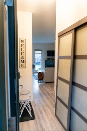 Interior - High Tide - Waterfront Paradise Bachelor (Tofino)