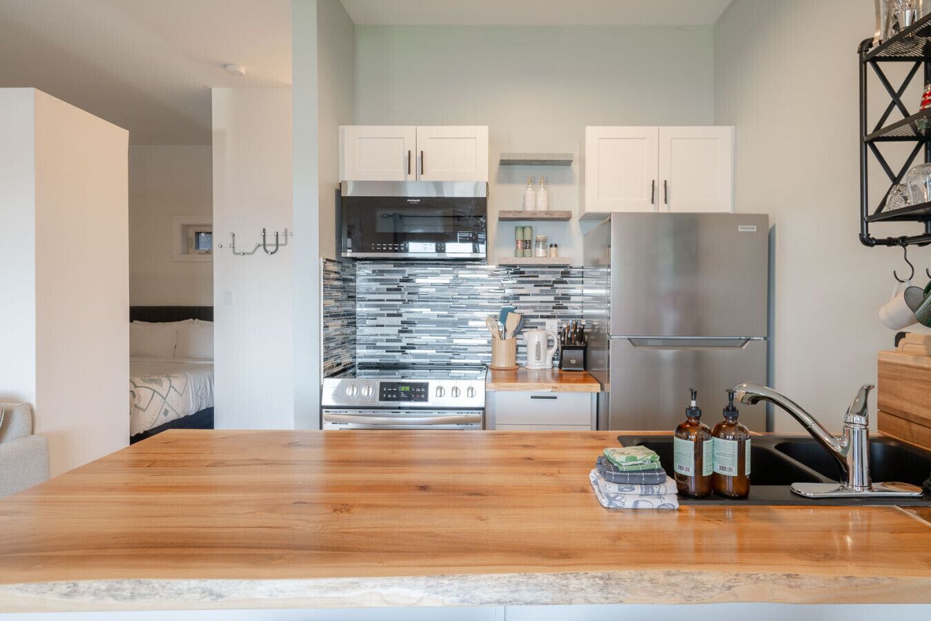 Refrigerador, horno, periquera y condimentos 