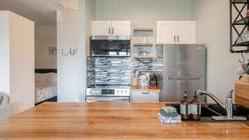 冷蔵庫、オーブン、ハイチェア、香辛料