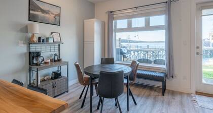 High Tide - Waterfront Paradise Bachelor