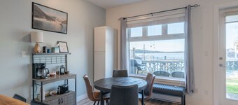 High Tide - Waterfront Paradise Bachelor