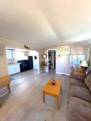 Living area - Cozy, pool view one bdrm. community fitness room and pickleball courts. (Largo)