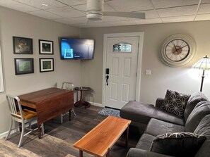 Smart TV - Charming 1-bedroom apartment in brilliant Ellwood City with WiFi, AC (Ellwood City)
