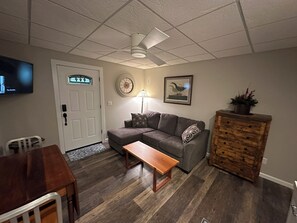Smart TV - Charming 1-bedroom apartment in brilliant Ellwood City with WiFi, AC (Ellwood City)