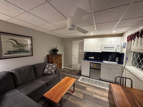 Charming 1-bedroom apartment in brilliant Ellwood City with WiFi, AC