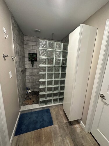 Charming 1-bedroom apartment in brilliant Ellwood City with WiFi, AC