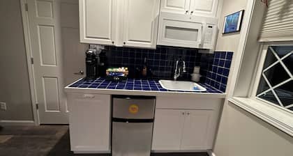 Charming 1-bedroom apartment in brilliant Ellwood City with WiFi, AC