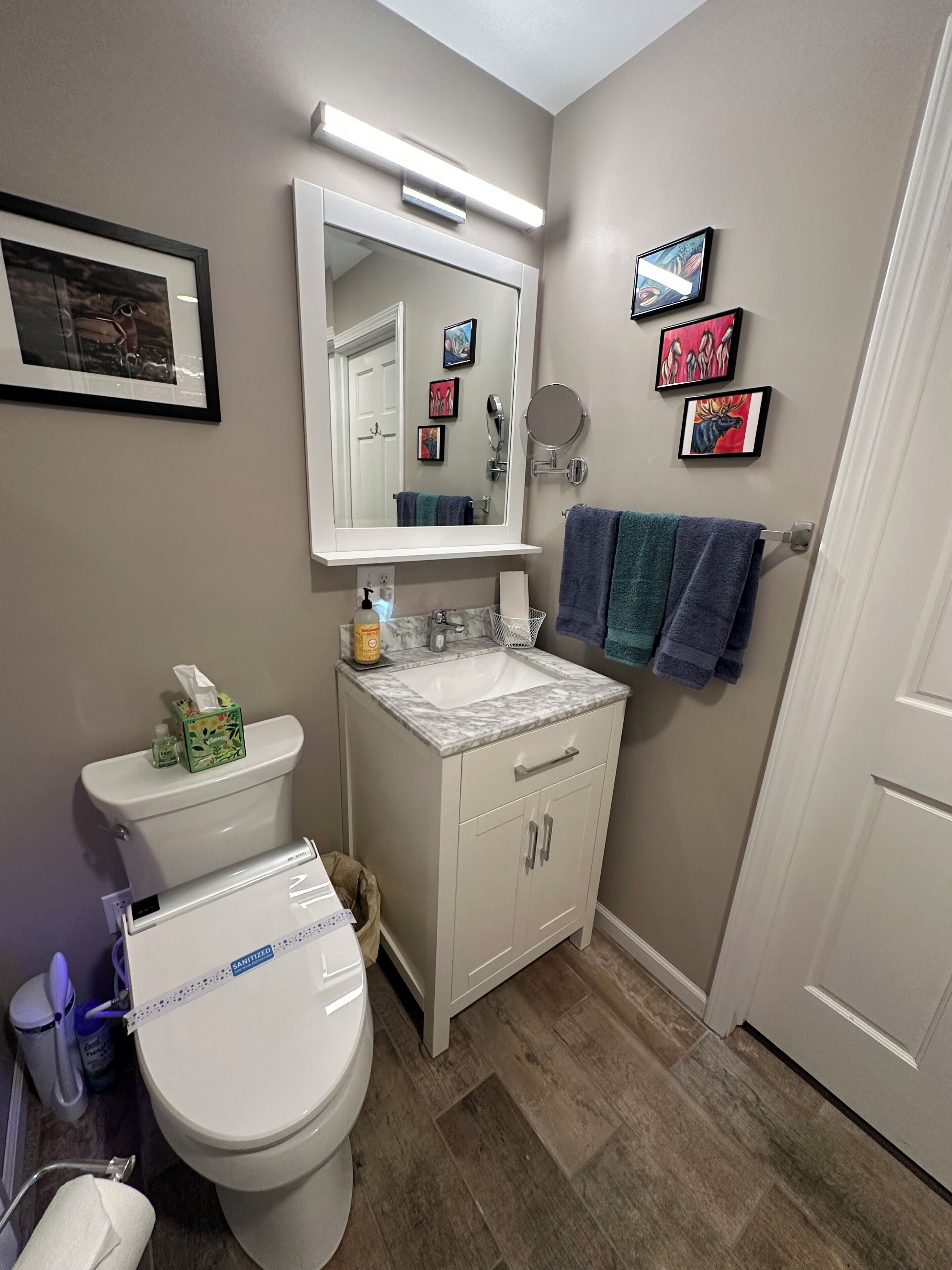 Douche, sèche-cheveux, bidet, serviettes fournies