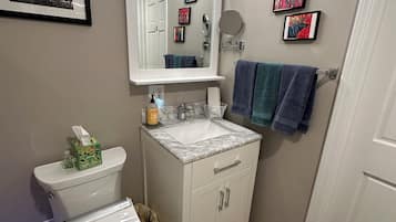 Douche, sèche-cheveux, bidet, serviettes fournies