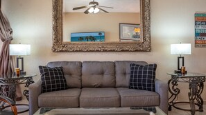 Condo, 1 cama King e sofá-cama, sacada, vista para o oceano (Sonoran Sun SE 311) | Área de estar | TV de tela plana 42 polegadas com canais digitais