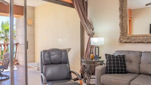 Appartement, 1 kingsize bed met slaapbank, balkon, uitzicht op zee (Sonoran Sun SE 311) | Woonruimte | Een 42-inch flatscreentelevisie met digitale zenders en een dvd-speler