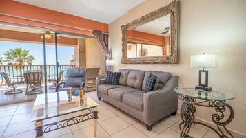 Condo, 1 cama King size y sofá cama, balcón, vista al océano (Sonoran Sun SE 311) | Área de sala de estar | Televisión de pantalla plana de 42 pulgadas con canales digitales