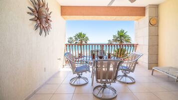 Condo, 1 cama King size y sofá cama, balcón, vista al océano (Sonoran Sun SE 311) | Restaurante al aire libre