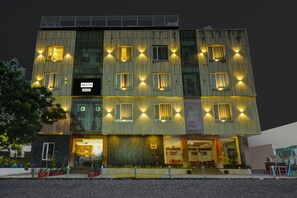 Um hotel de vários andares com design moderno, com várias janelas e a placa visível para "Palette".