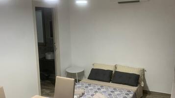 1 habitación, wifi y ropa de cama